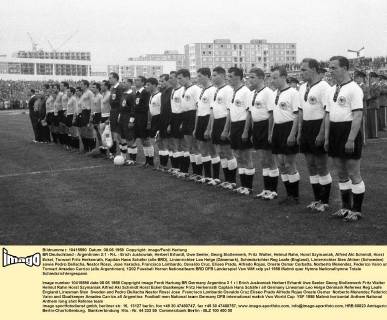 BR Deutschland - Argentinien 3:1 - R-L - Erich Juskowiak, Herbert Erhardt, Uwe Seeler, Georg Stollenwerk, Fritz Walter, Helmut Rahn, Horst Szymaniak, Alfred Aki Schmidt, Horst Eckel, Torwart Fritz Herkenrath, Kapitän Hans Schäfer (alle BRD), Linienrichter Leo Helge (Dänemark), Schiedsrichter Reg Leafe (England), Linienrichter Sten Ahlner (Schweden) sowie Pedro Dellacha, Nestor Rossi, Jose Varacka, Francisco Lombardo, Osvaldo Cruz, Eliseo Prado, Alfredo Rojas, Oreste Osmar Corbatta, Norberto Menendez, Federico Vairo und Torwart Amadeo Carrizo (alle Argentinien)