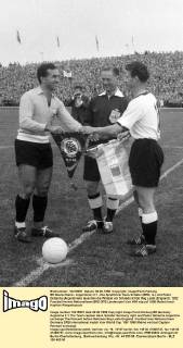 BR Deutschland - Argentinien 3:1 - Die Spielführer Hans Schäfer (BRD, re.) und Pedro Dellacha (Argentinien) tauschen die Wimpel vor Schiedsrichter Reg Leafe (England)