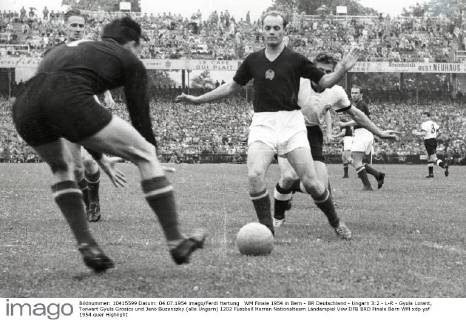 WM Finale 1954 in Bern - BR Deutschland - Ungarn 3:2 - L-R - Gyula Lorant, Torwart Gyula Grosics und Jenö Buzanszky (alle Ungarn)