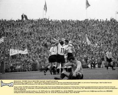 BR Deutschland - Argentinien 3:1 - Nestor Rossi (Argentinien) enttäuscht, dahinter jubelt Alfred Aki Schmidt (BRD, re.) mit seinen Teamkollegen