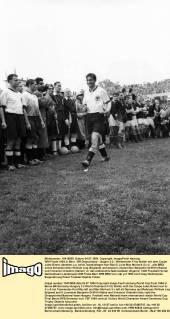 WM Finale 1954 in Bern - BR Deutschland - Ungarn 3:2 - Weltmeister Fritz Walter mit dem Coupe Jules Rimet, daneben u.a. seine Teamkollegen Karl Mai (li.) und Max Morlock (3.v.li., alle BRD) sowie Schiedsrichter William Ling (England) und dessen Linienrichter Benjamin Griffith (Wales) und Vincenzo Orlandini (Italien), re. das enttäuschte Nationalteam Ungarns