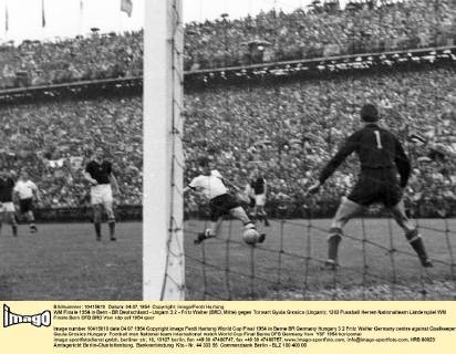 WM Finale 1954 in Bern - BR Deutschland - Ungarn 3:2 - Fritz Walter (BRD, Mitte) gegen Torwart Gyula Grosics (Ungarn)