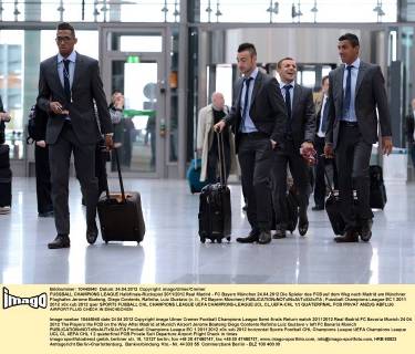 FUSSBALL CHAMPIONS LEAGUE Halbfinale-Rückspiel 2011 2012 Real Madrid - FC Bayern München 24.04.2012 Die Spieler des FCB auf dem Weg nach Madrid am Münchner Flughafen Jerome Boateng, Diego Contento, Rafinha, Luiz Gustavo (v. li., FC Bayern München)