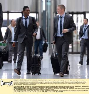FUSSBALL CHAMPIONS LEAGUE Halbfinale-Rückspiel 2011 2012 Real Madrid - FC Bayern München 24.04.2012 Die Spieler des FCB auf dem Weg nach Madrid am Münchner Flughafen David Alaba (li,) mit Bastian Schweinsteiger (FC Bayern München)