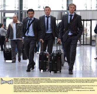 FUSSBALL CHAMPIONS LEAGUE Halbfinale-Rückspiel 2011 2012 Real Madrid - FC Bayern München 24.04.2012 Die Spieler des FCB auf dem Weg nach Madrid am Münchner Flughafen Danijel Pranjic, Ivica Olic, Anatoliy Tymoshchuk (v. li., FC Bayern München)