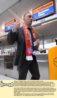 FUSSBALL CHAMPIONS LEAGUE Halbfinale-Rückspiel 2011 2012 Real Madrid - FC Bayern München 24.04.2012 Die Spieler des FCB auf dem Weg nach Madrid am Münchner Flughafen Franck Ribery (FC Bayern München)