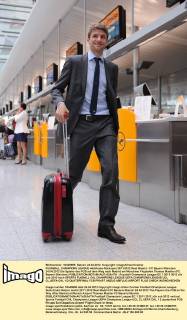 FUSSBALL CHAMPIONS LEAGUE Halbfinale-Rückspiel 2011 2012 Real Madrid - FC Bayern München 24.04.2012 Die Spieler des FCB auf dem Weg nach Madrid am Münchner Flughafen Thomas Mueller (FC Bayern München)