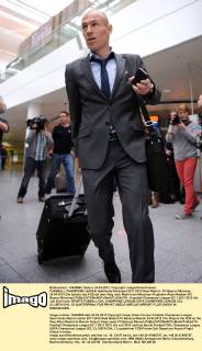 FUSSBALL CHAMPIONS LEAGUE Halbfinale-Rückspiel 2011 2012 Real Madrid - FC Bayern München 24.04.2012 Die Spieler des FCB auf dem Weg nach Madrid am Münchner Flughafen Arjen Robben (FC Bayern München)