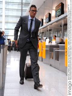 FUSSBALL CHAMPIONS LEAGUE Halbfinale-Rückspiel 2011 2012 Real Madrid - FC Bayern München 24.04.2012 Die Spieler des FCB auf dem Weg nach Madrid am Münchner Flughafen Jerome Boateng (FC Bayern München)