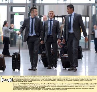 FUSSBALL CHAMPIONS LEAGUE Halbfinale-Rückspiel 2011 2012 Real Madrid - FC Bayern München 24.04.2012 Die Spieler des FCB auf dem Weg nach Madrid am Münchner Flughafen Diego Contento, Rafinha, Jerome Boateng (v. li., FC Bayern München)