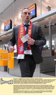 FUSSBALL CHAMPIONS LEAGUE Halbfinale-Rückspiel 2011 2012 Real Madrid - FC Bayern München 24.04.2012 Die Spieler des FCB auf dem Weg nach Madrid am Münchner Flughafen Franck Ribery (FC Bayern München)