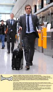 FUSSBALL CHAMPIONS LEAGUE Halbfinale-Rückspiel 2011 2012 Real Madrid - FC Bayern München 24.04.2012 Die Spieler des FCB auf dem Weg nach Madrid am Münchner Flughafen Philipp Lahm (FC Bayern München)