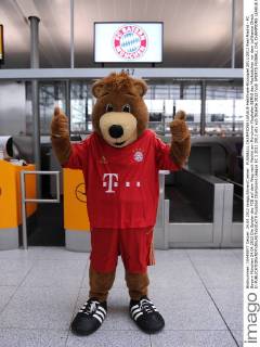 FUSSBALL CHAMPIONS LEAGUE Halbfinale-Rückspiel 2011 2012 Real Madrid - FC Bayern München 24.04.2012 Die Spieler des FCB auf dem Weg nach Madrid am Münchner Flughafen BERNI das Maskottchen vor dem Lufthansa Check In