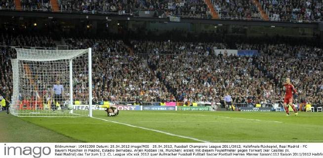 25.04.2012, Fussball Champions League 2011 2012, Halbfinale Rückspiel, Real Madrid - FC Bayern München in Madrid, Estadio Bernabeu. Arjen Robben (re, München) erzielt mit diesem Foulelfmeter gegen Torwart Iker Casillas (li, Real Madrid) das Tor zum 1:2.