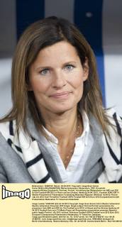Katrin MUELLER-HOHENSTEIN, Müller-Hohenstein, Moderatorin, ZDF, Einzelbild, angeschnittenes Einzelmotiv, Portraet, Portrait, Vorstellung der Moderatoren von ARD und ZDF für die Fussball-EM 2012 in Polen und der Ukraine, Hamburg 24.04. 2012.