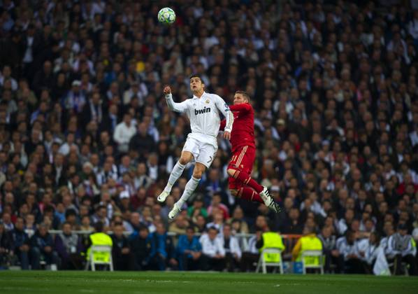 Fussball Madrid (ESP) 25.04.2012 Champions League Halbfinale Rückspiel Rueckspiel Saison 2011 2012 Real Madrid - Bayern München Muenchen Bastian Schweinsteiger (FC Bayern, No.31) re. Cristiano Ronaldo (Real Madrid, No.07)