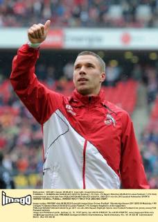FUSSBALL 1. BUNDESLIGA SAISON 2011 2012 34. Spieltag 1. FC Köln - FC Bayern München 05.05.2012 Lukas Podolski (1. FC Köln) verabschiedet sich bei den Fans 
