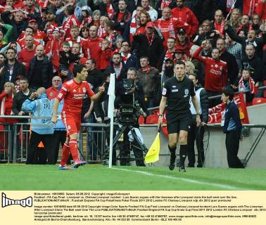 Football - FA Cup Final - Liverpool vs. Chelsea Liverpool incident : Luis Suarez argues with the linesman after Liverpool claim the ball went over the line.