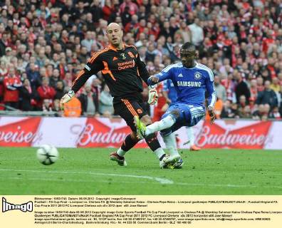 Football - FA Cup Final - Liverpool vs. Chelsea FA @ Wembley Salomon Kalou - Chelsea Pepe Reina - Liverpool goalkeeper