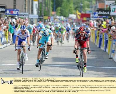 Cadel EVANS ( AUS BMC Racing Team ) gewinnt die erste Etappe des Criterium du Dauphine - Zweiter wird Jerome COPPEL ( FRA Saur - Sojasun ) - Finish - Event: Criterium du Dauphine - 1.Etappe - Seyssins nach Saint Vallier 187.0 km - Location: Saint Vallier - Frankreich - Europa - Datum: 04.06.2012 - Contact