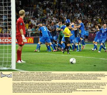 kollektiver Jubel,Freude,Begeisterung nach dem entscheidenden Elfmeter,Strafstoss zum 4-2. Elfmeterschiessen.li:Joe HART (ENG),Torwart . Spiel 28,Viertelfinale ,England (ENG)-Italien(ITA) am 24.06.2012 in Kiew. Fussball UEFA EURO 2012 P o l e n U k r a i n e vom 08.06. - 01.07.2012.
