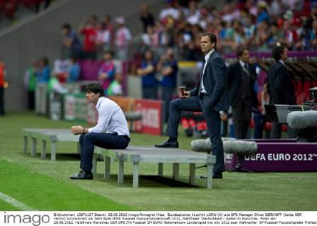Bundestrainer Joachim LOEW (li) und DFB Manager Oliver BIERHOFF (beide GER rechts) konzentriert vor dem Spiel UEFA Fussball Europameisterschaft 2012, Halbfinale: Deutschland - Italien in Warschau, Polen am 28.06.2012,