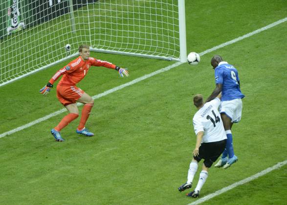 WARSAW, June 28, 2012 -- Mario Balotelli (R) of Italy scores against Manuel Neuer and Holger Badstuber during the semifinal match between Germany and Italy at the Euro 2012 football championships in Warsaw, Poland, June 28, 2012. (Xinhua Wu Wei) (jyc) POLAND-WARSAW-EURO 2012 FOOTBALL CHAMPIONSHIPS-SEMIFINAL-GERMANY VS ITALY 