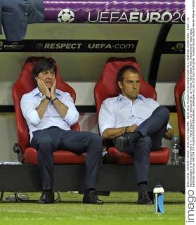 28.06.2012, Fussball Europameisterschaft 2012, Halbfinale, Deutschland - Italien , im Nationalstadion in Warschau (Polen). v.l. Trainer Joachim Löw (Deutschland), Co-Trainer Hans-Dieter Flick (Deutschland) fassungslos.