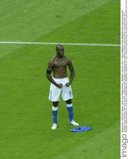 WARSAW, June 28, 2012 -- Mario Balotelli of Italy celebrates after scoring during the semifinal match between Germany and Italy at the Euro 2012 football championships in Warsaw, Poland, June 28, 2012. (Xinhua Wu Wei) (jyc) POLAND-WARSAW-EURO 2012 FOOTBALL CHAMPIONSHIPS-SEMIFINAL-GERMANY VS ITALY 