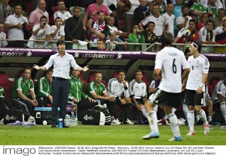 Warschau, 28.06.2012 Trainer Joachim Löw mit Mesut Özil (R) und Sami Khedira (alle Deutschland) Deutschland - Italien