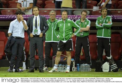 28.06.2012, Fussball Europameisterschaft 2012, Halbfinale, Deutschland - Italien , im Nationalstadion in Warschau (Polen). Die deutschen Verantwortlichen !!!!!. v.l. Trainer Joachim Löw (Deutschland), Manager Oliver Bierhoff (Deutschland), Torwarttrainer Andreas Köpke (Deutschland) usw. sind nach dem Spiel ratlos.