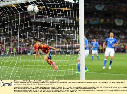 Fussball Kiew 01.07.2012 Europameisterschaften Finale Spanien (ESP) - Italien (ITA) Tor zum 1:0 durch David Silva (Spanien, No.21)