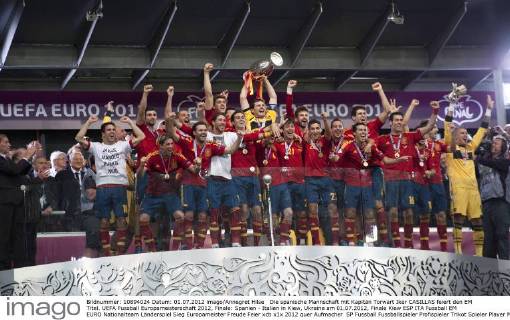 Die spanische Mannschaft mit Kapitän Torwart Iker CASILLAS feiert den EM Titel. UEFA Fussball Europameisterschaft 2012, Finale: Spanien - Italien in Kiew, Ukraine am 01.07.2012,
