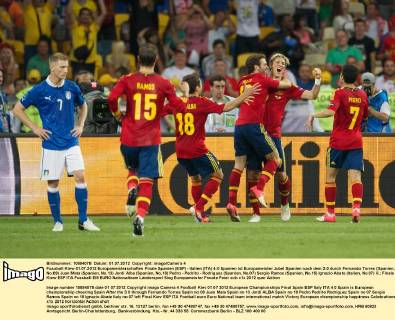 Fussball Kiew 01.07.2012 Europameisterschaften Finale Spanien (ESP) - Italien (ITA) 4:0 Spanien ist Europameister Jubel Spanien nach dem 3:0 durch Fernando Torres (Spanien, No.09) Juan Mata (Spanien, No.13) Jordi Alba (Spanien, No.18) Pedro - Pedrito - Rodriguez (Spanien, No.07) Sergio Ramos (Spanien, No.15) Ignazio Abate (Italien, No.07) li.