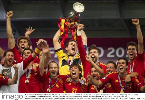 Fussball Kiew 01.07.2012 Europameisterschaften Finale Spanien (ESP) - Italien (ITA) 4:0 Spanien ist Europameister Iker Casillas (Spanien, TW, No.01) mit Pokal Andres Iniesta (Spanien, No.06) David Silva (Spanien, No.21) Jesus Navas (Spanien, No.22) Gerard Pique (Spanien, No.03) Alvaro Arbeloa (Spanien, No.17) Sergio Ramos (Spanien, No.15) li. Pedro - Pedrito - Rodriguez (Spanien, No.07) Javi Martinez (Spanien, No.04) re. Fernando Llorente (Spanien, No.19)