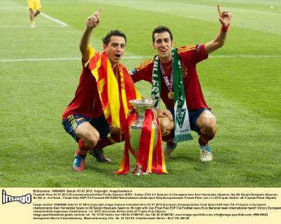 Fussball Kiew 01.07.2012 Europameisterschaften Finale Spanien (ESP) - Italien (ITA) 4:0 Spanien ist Europameister Xavi Hernandez (Spanien, No.08) Sergio Busquets (Spanien, No.16) re. mit Pokal