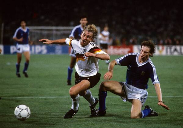 WM Finale 1990 - BR Deutschland - Argentinien 1:0 - Rudi Völler (BRD, li.) gegen Roberto Sensini (ARG)