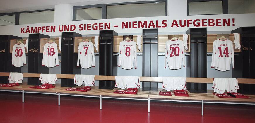 Fußball, Stadiongeschichte VfB Stuttgart 04.07.2012, Stuttgart, Fußball 1. Bundesliga Saison 2012 - 2013 VfB Stuttgart Legenden Tour durch die Mercedes-Benz Arena: VfB Mannschafts Kabine