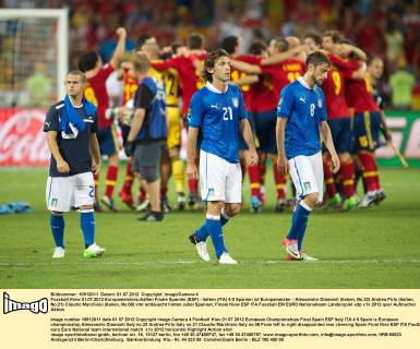 Fussball Kiew 01.07.2012 Europameisterschaften Finale Spanien (ESP) - Italien (ITA) 4:0 Spanien ist Europameister - Alessandro Diamanti (Italien, No.22) Andrea Pirlo (Italien, No.21) Claudio Marchisio (Italien, No.08) vlnr enttäuscht hinten Jubel Spanien