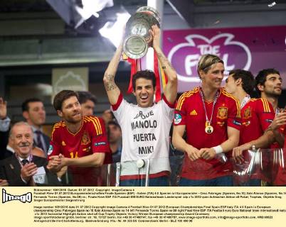 Fussball Kiew 01.07.2012 Europameisterschaften Finale Spanien (ESP) - Italien (ITA) 4:0 Spanien ist Europameister - Cesc Fabregas (Spanien, No.10) Xabi Alonso (Spanien, No.14) li. Fernando Torres (Spanien, No.09) re.