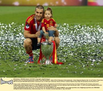Fussball Kiew 01.07.2012 Europameisterschaften Finale Spanien (ESP) - Italien (ITA) 4:0 Spanien ist Europameister - Alvaro Negredo (Spanien, No.11) mit Tochter