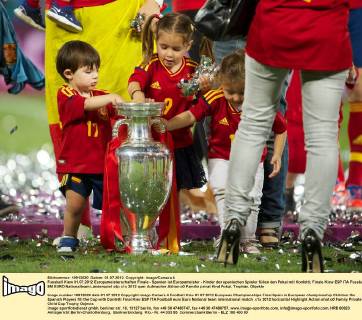 Fussball Kiew 01.07.2012 Europameisterschaften Finale - Spanien ist Europameister - Kinder der spanischen Spieler füllen den Pokal mit Konfetti