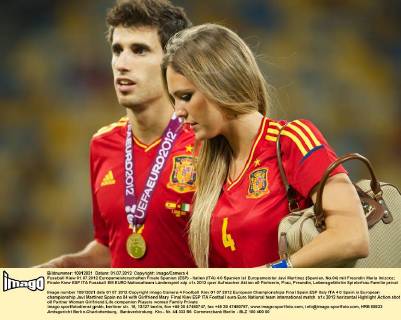 Fussball Kiew 01.07.2012 Europameisterschaften Finale Spanien (ESP) - Italien (ITA) 4:0 Spanien ist Europameister Javi Martinez (Spanien, No.04) mit Freundin Maria Imizcoz