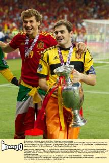 Fussball Kiew 01.07.2012 Europameisterschaften Finale Spanien (ESP) - Italien (ITA) 4:0 - Spanien ist Europameister Iker Casillas (Spanien, TW, No.01) Fernando Llorente (Spanien, No.19)