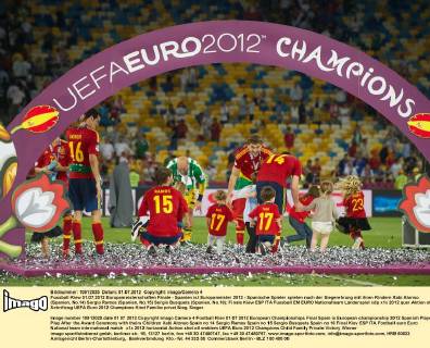 Fussball Kiew 01.07.2012 Europameisterschaften Finale - Spanien ist Europameister 2012 - Spanische Spieler spielen nach der Siegerehrung mit ihren Kindern Xabi Alonso (Spanien, No.14) Sergio Ramos (Spanien, No.15) Sergio Busquets (Spanien, No.16)