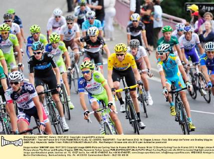 RADSPORT - Tour de France 2012 FOIX,FRANKREICH,15.JUL.12 - DIVERS, RADSPORT - Tour de France 2012, 14. Etappe, Limoux - Foix. Bild zeigt die Fahrer und Bradley Wiggins (GBR Sky). Keywords: Gelbe Trikot.