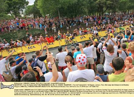 RADSPORT - Tour de France 2012 FOIX,FRANKREICH,15.JUL.12 - DIVERS, RADSPORT - Tour de France 2012, 14. Etappe, Limoux - Foix. Bild zeigt den Zielsprint mit Bradley Wiggins (GBR Sky).