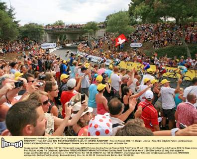 RADSPORT - Tour de France 2012 FOIX,FRANKREICH,15.JUL.12 - DIVERS, RADSPORT - Tour de France 2012, 14. Etappe, Limoux - Foix. Bild zeigt die Fahrer und Zuschauer.