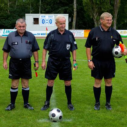 Referee Adolf Prokop (DDR,Deutschland - Oldstarsspiel SV Wacker Helbra vs. Dynamo Dresden Oldies auf dem Sportplatz in Helbra - Aktion,28.07.2012,Deutschland,Fußball,Mann,Männer