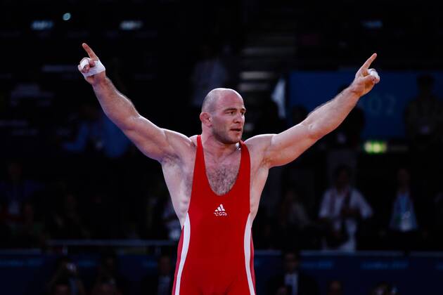 (120811) -- LONDON, Aug. 11, 2012 (Xinhua) -- Artur Taymazov of Uzbekistan (in red) celebrates in men s wrestling freestyle 120kg, at London 2012 Olympic Games in London, Britain, on August 11, 2012. Artur Taymazov of Uzbekistan won. (Xinhua Jin Liwang) (nxl) (OLY2012)BRITAIN-LONDON-WRESTLING-MEN S FR 120KG